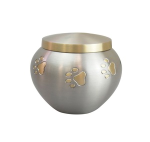 Urna de latón para mascotas con pata grabada con acabado de peltre, suministros funerarios, urna de cenizas de Metal moderna a bajo precio - Product Image 1