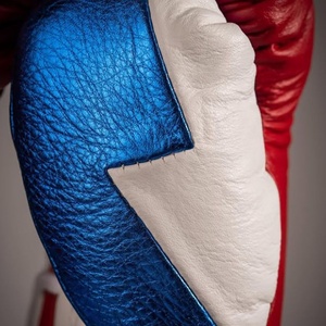 ถุงมือชกมวยแบบผูกเชือก FLY สีแดง/ขาว/น้ำเงิน แบบกำหนดเองได้ คุณภาพพรีเมียม สำหรับการฝึกซ้อมและการแข่งขัน  OEM สำหรับศิลปะการต่อสู้แบบผสมผสาน ระบายอากาศได้ดี - Product Image 3