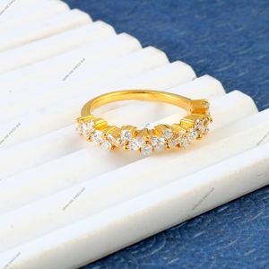 Anillo de Compromiso y Aniversario de Boda Unisex de Plata de Ley 925 con Moissanita de 1.25 Quilates, Engaste de Puntas y Bisel - Product Image 5