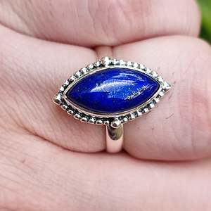 แหวนเงินแท้ทำมือประดับลาพิส ลาซูลี ชุบทอง 18K ฝังพลอยสีน้ำเงิน ของขวัญวันเกิดที่สมบูรณ์แบบสำหรับเธอ - Product Image 4