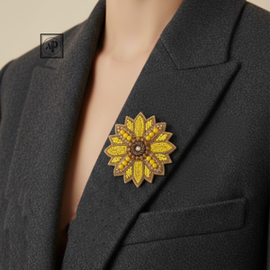 Broche en perles florales jaunes faite à la main avec des détails dorés, élégante broche fleurie ornée pour sacs, robes, manteaux - Product Image 1