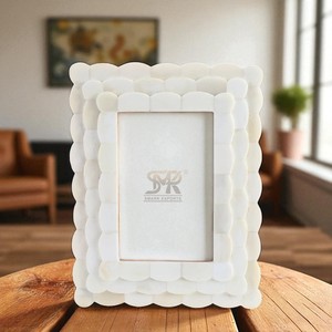 Cadre photo élégant fait main en os d'ivoire avec motif festonné blanc pour une présentation moderne sur table et mur - Product Image 1