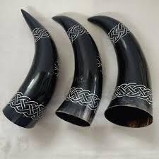 Corne de buffle artisanale pour boire et décorer avec un design celtique, idéale pour les célébrations de style viking ou l'affichage rustique à la maison - Product Image 3