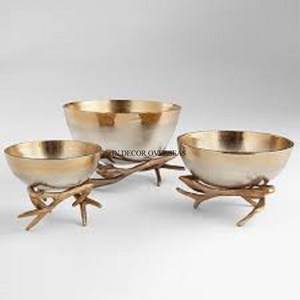 Ensemble de 3 bols de service et de décoration de forme ronde en aluminium plaqué or de haute qualité avec une base design unique pour la maison et l'hôtel. - Product Image 1