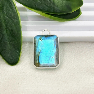 Pendentif en labradorite taille émeraude 20x15mm, forme octogonale, argent sterling 925, serti clos, fournisseurs de bijoux en labradorite d'Inde - Product Image 1