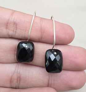 ต่างหูเงินแท้ 925 ชุบทอง ประดับพลอยออนิกซ์สีดำ งานแฮนด์เมด เครื่องประดับอัญมณี เรียบหรู เหมาะสำหรับงานครบรอบ ของขวัญ IGI - Product Image 1