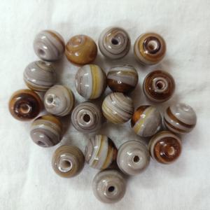 Perles de verre rondes marron et blanc de taille 6 mm idéales pour les créateurs de bijoux et les magasins de perles pour la fabrication de bijoux - Product Image 4