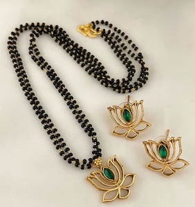 Conjunto de cadena de Mangalsutra de doble capa chapada en oro de diseñador con colgante y pendientes a juego para boda y uso diario para mujer - Product Image 2