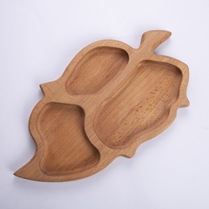 Bandeja para Aperitivos de Madera de Haya en Forma de Hoja de 3 Secciones - Plato para Nueces y Dulces de Madera Maciza Natural - Artículos de Arte Hechos a Mano - Product Image 4