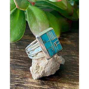 Bague délicate en platine Karla Chavez Fine Jewelry avec incrustation de turquoise Kingman à coupe lisse et argent sterling, taille 7.5, pour un usage quotidien - Product Image 3