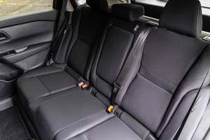 Encantadora Nissan Rogue S SUV Crossover AWD 2024 Usada, Color Negro Carbón - Product Image 2