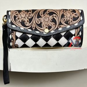 Portefeuille en cuir de vache artisanal pour femme, longue pochette et pochette à poignet à motif floral noir et blanc, portefeuille de luxe personnalisé - Product Image 1