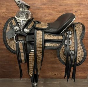 Yên ngựa phía Tây màu đen và nâu với kết cấu da cá sấu, điểm nhấn bạc và dụng cụ. Có sẵn với giá bán buôn. - Product Image 1