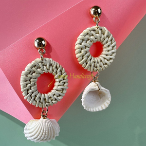 Hot Designs Accessoires multicolores pour femmes du Vietnam Boucles d'oreilles pendantes en rotin de forme ronde de haute qualité - Product Image 3