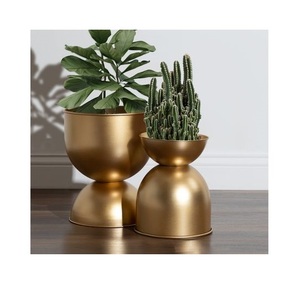 Golden Metal Flower Vase For Bedroom Decoration <b>Offering</b> Luxurious Look And Elegant Display For Fresh Flower Bouquets - Product Image 2