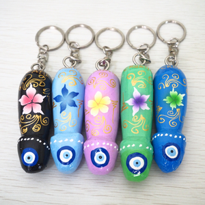 Vente en gros de porte-clés pénis en bois naturel sculpté à la main, cadeau amusant, artisanat - Product Image 1