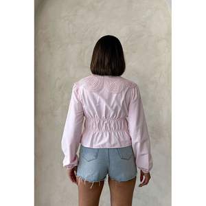 Chemise pour femme avec col à détails complexes et design plissé - Product Image 1