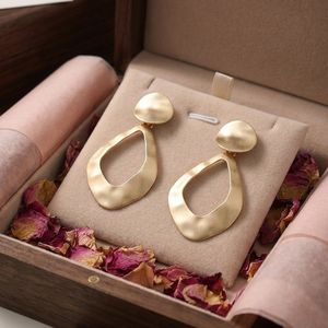 Orecchini Pendenti Moderni in Oro Opaco, Design Geometrico Irregolare, Gioielli Astratti alla Moda per Uso Quotidiano - Product Image 5