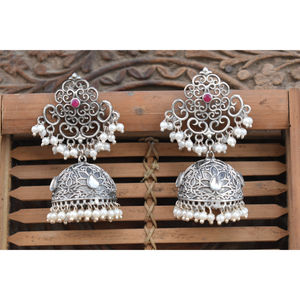 Pendientes de aro jhumka con diseño de flor de piedra de latón con aspecto de plata, hechos a mano, estilo tradicional, para niñas y mujeres - Product Image 3