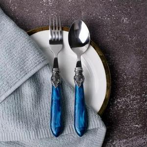 Ensemble de couverts classiques avec manche bleu et tête argentée pour les repas formels, décoration de table élégante et couverts pour les occasions spéciales - Product Image 4
