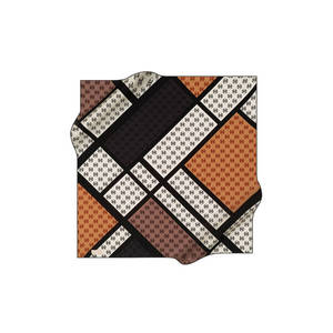 Écharpe carrée en satin de soie avec motif géométrique imprimé numériquement pour le printemps et l'été - Product Image 1