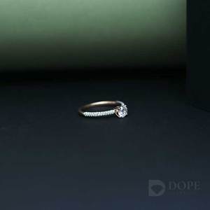 โซลิแทร์0.60CT ที่ดีที่สุดพร้อมเพชรขนาดเล็กสำหรับงานแต่งงานและหมั้นใน18kt ทองชั้นดีของขวัญที่เหมาะและเหมาะสำหรับงานเลี้ยง - Product Image 5