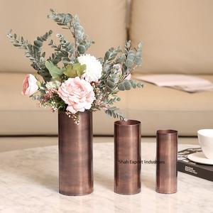 Florero de metal de diseño real en forma cilíndrica de tono bronce para el hogar y hoteles Florero floral decorativo de mesa - Product Image 2