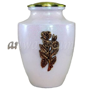 Urne de crémation pour adultes de conception en relief florale de finition de perle moderne faite sur commande de vente chaude - Product Image 1