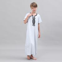 Jubba islamique pour garçons, robe saoudienne, robe de prière du Ramadan, Thobe blanc à manches courtes, col en V brodé noir, Kaftan