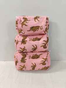 ชุดกระเป๋าเครื่องสำอางผ้าฝ้ายลายเสือดาว 3 ชิ้น พร้อมซิป น้ำหนักเบา เหมาะสำหรับการเดินทาง ใช้จัดระเบียบ จากราชสถาน - Product Image 6