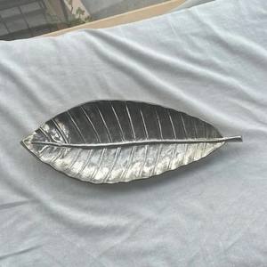 Plateau décoratif en aluminium, feuille argentée, décoration d'intérieur, plateau de service, artisanat en métal, centre de table, vaisselle - Product Image 1