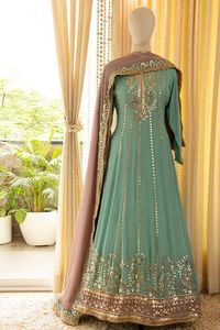 Traje Gota Patti Premium para Mujer para Fiesta con Encaje Dorado de Lujo, Bordado Audaz y Acabado Elegante - Product Image 4