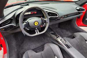Ferrari 296 GTS rouge 2023, faible kilométrage, 818 ch, V6 biturbo hybride, freins en carbone céramique - Product Image 5