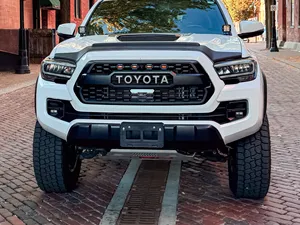 Toyota Tacoma Pickup 2023, phares LED blancs, pneus R20, transmission automatique, sièges en cuir, 5 places, moteur à essence - Product Image 1