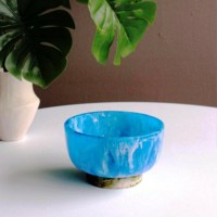 Bol décoratif artisanal poli en résine époxy moderne, écologique, résistant au lave-vaisselle, bleu turquoise, motif marbré bicolore, sur pied