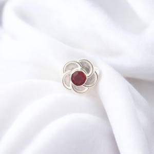 พลอยโกเมนสีแดงทรงรี ตัวเรือนเงินแท้ ดีไซน์ดอกไม้ ทำด้วยมือ เครื่องประดับพลอยสำหรับผู้หญิง สง่างาม เหมาะสำหรับงานปาร์ตี้ ของขวัญสำหรับเธอ - Product Image 1