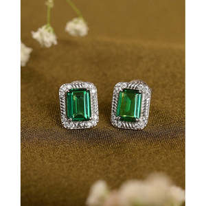 Boucles d'oreilles clous vertes pour Chloe en or blanc et rose 18 carats, diamant taille émeraude, motif géométrique, serti clos, rubis, améthyste, jade - Product Image 2