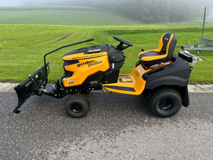 Tracteur de pelouse Cub Cadet XT1 avec lame à neige et kit hiver, tondeuse autoportée et chasse-neige à vendre - Product Image 2