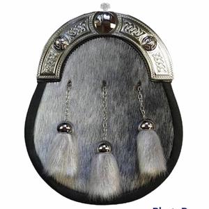 Sporran écossais en fourrure de lapin brun avec un cantle en métal antique à motif de chardon et trois glands en fourrure - Product Image 3