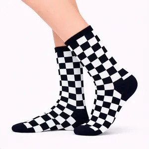 Chaussettes de sport pour collégiens avec motif à carreaux noirs et design coloré - Product Image 2