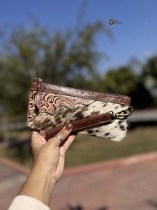 Pochette à main en cuir de vachette, pochette à main en cuir de vachette, portefeuille noir, sculpture, design western, pochette en cuir de vachette à poils - Product Image 3