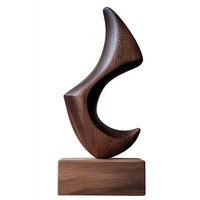 Sculpture en bois de style antique fabriquée avec un look vintage idéal pour une décoration classique et une expression artistique intemporelle