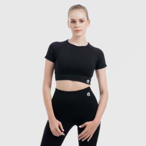 เสื้อยืดโยคะไร้ตะเข็บ Pace สีดำ - เสื้อออกกำลังกายที่สวมใส่สบายและมีสไตล์ - Product Image 1