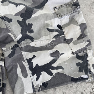 Fabricant de shorts personnalisés Shorts à bords bruts lavés vintage personnalisés pour hommes Shorts cargo en cuir avec appliques de camouflage vieilli - Product Image 6