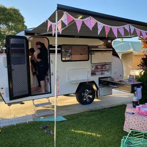 Caravane de camping en forme de larme, propre et bien entretenue, avec tente, à vendre - Product Image 2