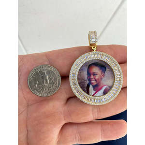 Pendentif personnalisé avec photo en moissanite baguette SHREYA DIAM - Plaqué or, argent 925, style hip-hop, taille moyenne - Product Image 6