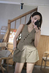 Conjunto de Dos Piezas para Mujer, Chaleco sin Mangas con Cuello en V y Pantalones Cortos de Lino OEM - Product Image 3