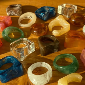 แหวนเรซิ่นดีไซน์เก๋ สไตล์แฟชั่น สีใส ทรงหัวหอม สำหรับผู้ชายและผู้หญิง - Product Image 1