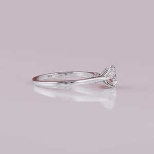 Anillo de compromiso de diamante pequeño cultivado en laboratorio chapado en oro sólido de 14KT Ajuste de bisel de estilo clásico de lujo Anillo de cumpleaños certificado IGI - Product Image 4