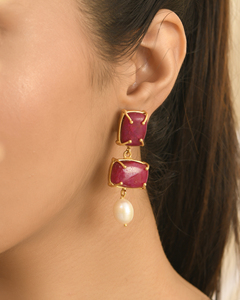 Bijoux en laiton plaqué or avec pierre rouge naturelle et perle blanche Boucle d'oreille au design élégant faite à la main Accessoire de mode pour femmes - Product Image 3